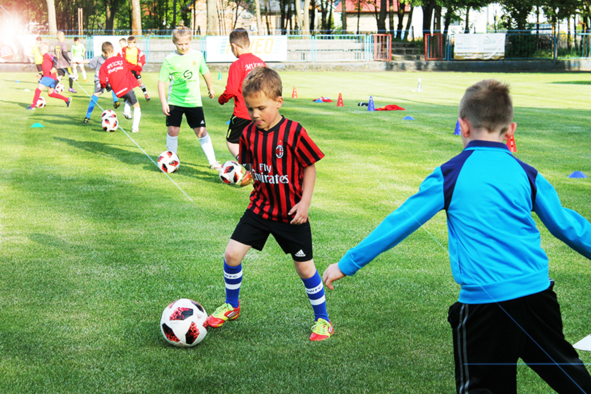 Trening piłki nożnej - ćwiczenia sprawnościowe z piłką